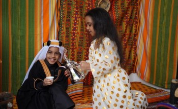 المصممة السعودية أحلام  الزهراني : تجمع الازياء وأصالة التراث  في يوم التأسيس