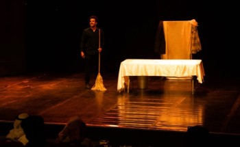 ممثل ( كومبارس ) يتألق على مسرح جمعية الثقافة والفنون بالأحساء