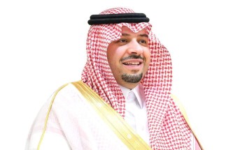 أمير منطقة الشمالية يواسي مواطن فقد أحد أبنائه في حريق بعرعر