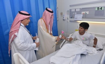 محافظ القطيف يتقدم المصلين في الفطر المبارك.. ويشارك المرضى فرحة العيد