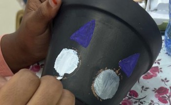 فريق بيش ارت للفنون البصرية يقيم دورة فنية في تعليم اساسيات الرسم والتلوين والرسم على الفخار والحرق على الخشب لنزيلات دار رعاية الفتيات