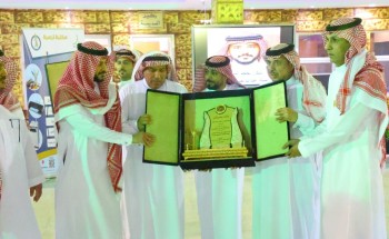 ثانوية الشيخ عبدالعزيز بعرعر تكرم القرني بمناسبة انتقال عمله