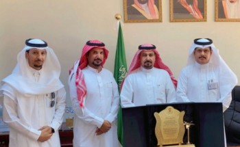 مدير تعليم الحائط يستقبل رجل الأعمال “عبدالله بن نويجي الزبني” .. ويكرمه بدرع تذكاري وهدية رمزية