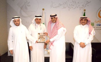 نائب وزير “البلدية والإسكان” يتابع تنفيذ مشروع  “كساء” بجمعية بر الأحساء