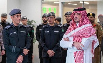 عبدالعزيز بن سعود يتابع سير العمل في مركز العمليات الأمنية الموحدة (911) بمكة