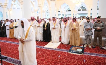 سمو أمير جازان يؤدي صلاة عيد الأضحى المبارك ويعايد عدداً من المشايخ واصحاب الفضيلة.