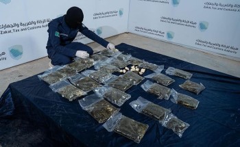 جمرك الحديثة يُحبط محاولة تهريب أكثر من 130 ألف حبة كبتاجون مخبأة في علب تحتوي على “جبن وزعتر”