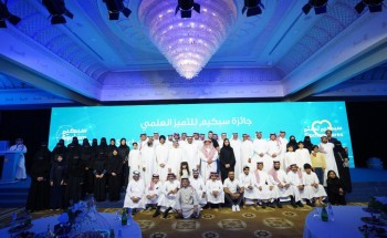 المهندس عبدالله السعدون يكرم الأيتام المتفوقين دراسيا من أيتام جمعية البر بالمنطقة الشرقية