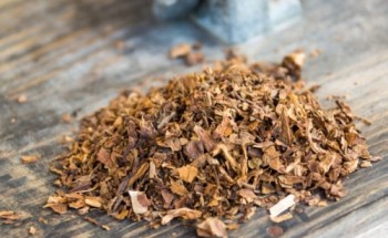 يستخدم مواد منتهية الصلاحية.. ضبط معمل للتبغ داخل سكن عمال بجدة