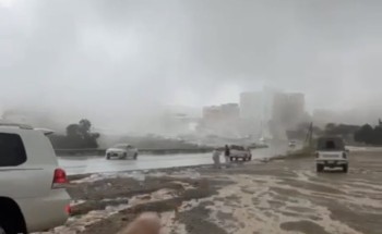 شاهد.. السحب تعانق مرتفعات السودة والأمطار تجري في الأودية وسط استمتاع المتنزهين