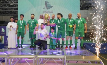 رئيس الاتحاد السعودي للهوكي يتوج فريق نجوم الرياض بالكأس والميداليات الذهبية