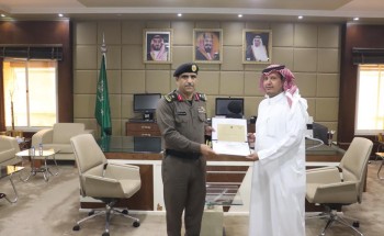 مدير شرطة منطقة القصيم يكرم الرقيب أول جمال الرشيدي نظير جهوده وتميزه في عمله ومهامه الأمنية