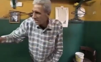 “اشتهر برش الماء من فمه” .. شاهد: صاحب أقدم محل  كي ملابس في مصر بمكواة عجيبة!