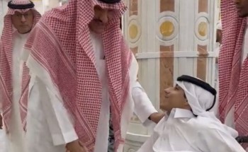 “أنت في بلدك”.. الأمير سلطان بن سلمان يتكفل بعمرة شاب من ذوي الاحتياجات الخاصة.. شاهد ردة فعل الأخير