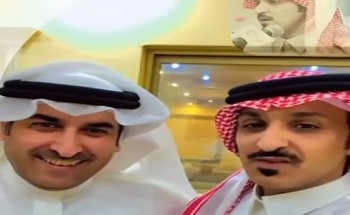 خلال زياته له بالكويت .. شاهد: هداج عبس “فراج بن زبن العربيد” يهنئ الشاعر “محمد بن محيميد الرويضي” على حفل تكريمه : “أنت تستاهل ومن الناس التي ترفع الرأس “