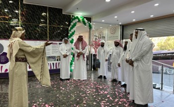 وكلاء الجامعات السعودية يقفون على آلية صناعة الورد الطائفي