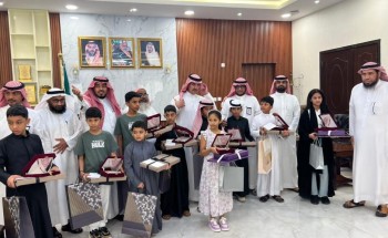 محافظ صامطة الدكتور بن قبلان يكرم المشاركين في مبادرة فرحة يتيم