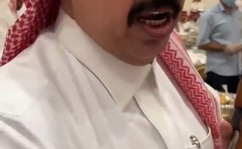 «ورث أبوي وجدي لي».. شاهد.. الشاعر علي بن حمري يهدي أحد الأشخاص بندقية في مناسبة