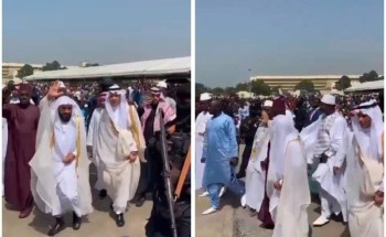 شاهد: الشعب الغيني يستقبل إمام الحرم المكي وسفير المملكة في غينيا الدكتور “فهاد عيد الرشيدي” بالترحيب الحار