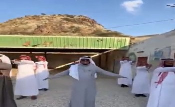“بكى متأثراً ” .. شاهد: معلم تربية بدنية وهو يُعيد تمارين الصباح مع مجموعة من طلابه بعد مرور سنوات عديدة
