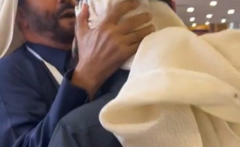 شاهد.. ردة فعل الفائز بالمركز الأول في مهرجان الملك عبدالعزيز للإبل مع صاحب المركز الثاني