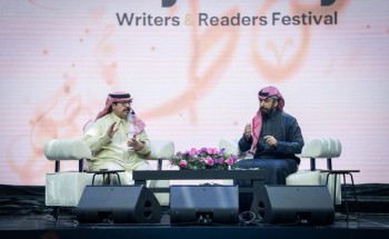 على بن حمري وسعيد بن مانع يتوهجان بختام الأمسيات الشعرية لمهرجان الكُتّاب والقُرّاء
