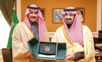 نائب أمير تبوك يستقبل مدير مكافحة المخدرات بالمنطقة