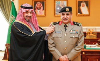 نائب أمير تبوك يقلد مدير مرور المنطقة رتبته الجديدة