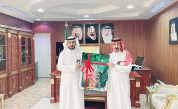 فريق “ملهمات الفن” يهدي مدير تعليم محايل لوحة “راية العز”