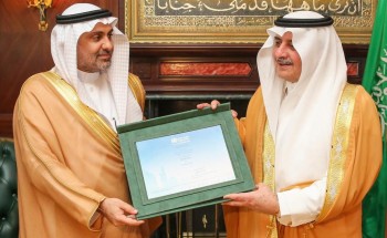 أمير منطقة تبوك يتسلم شهادة اعتماد تبوك مدينة صحية من معالي وزير الصحة