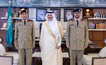 أمير المنطقة الشرقية يقلد  قائد قوة أمن المنشآت برأس تنورة رتبته الجديدة