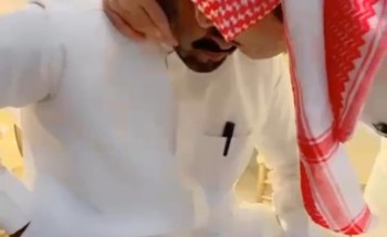 شاهد.. فيديو مؤثر للقاء اثنين من زملاء العمل بعد انقطاع دام أكثر من 25 عاماً