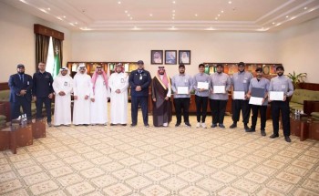 الأمير فهد بن محمد يكرم متدربي تقنية الخرج الحاصلين على المركز الأول بمسابقة الروبوت والذكاء الاصطناعي