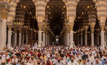 الآلاف من ضيوف الرحمن يؤدون صلاة الجمعة اليوم بالمسجد النبوي قبيل اداء مناسك الحج