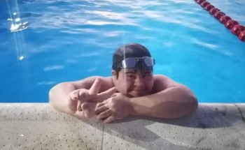 خطوات تفصله عن تحقيق حلمه.. السباح السعودي يواصل تدريبات عبور المانش