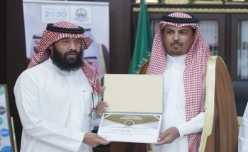 محافظ الشملي يكرم الداعمين لميدان بيضاء نثيل للهجن