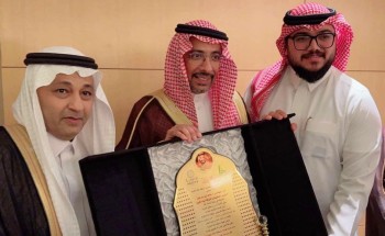 وزير الصناعة يكرم حامد سرحان بدرع تذكاري