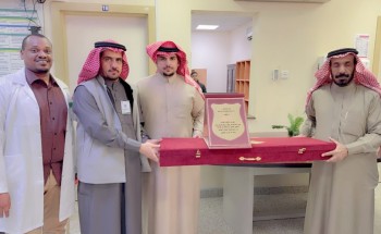 بعد خدمة أكثر من 30 عاماً.. منسوبي مركز بدع بن خلف يقومون بتكريم زميلهم السابق “مساعد بن سعد الشويلعي” بمناسبة انتهاء فترة عمله مديراً للمركز وإحالته للتقاعد