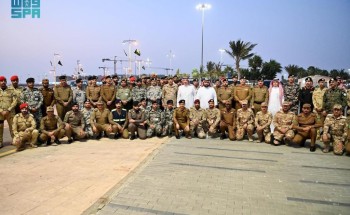 أمير جازان يشارك رجال الأمن إفطارهم في الميدان ويثمن دورهم في حفظ الأمن