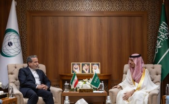 وزير الخارجية يلتقي نظيره الإيراني لبحث العلاقات الثنائية ومستجدات المنطقة