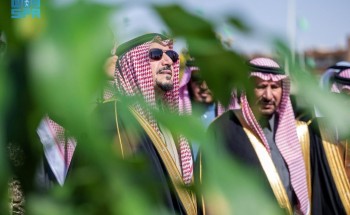 بمناسبة يوم العلم.. أميرِ منطقة القصيم يرفع علم المملكة على سارية ميدان التوحيد بمدينة بريدة