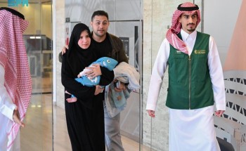 لحظة وصول التوأم الطفيلي المصري “محمد عبدالرحمن جمعة” إلى الرياض لدراسة حالتهما