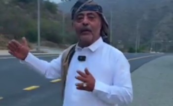 للسنة السادسة على التوالي.. مقيم يمني يستوقف المسافرين وعابري الطريق في رجال ألمع لتقديم الإفطار( فيديو)