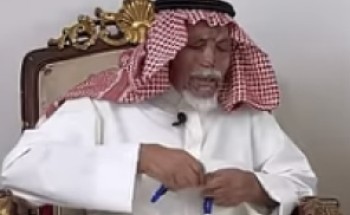 بالفيديو: مواطن مسن يروي كيف واجه ذئبًا وقتله ونجا من هجومه بعد أن عض خشمه