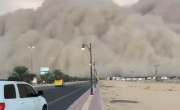 “أصبحت جدارًا رمليًا هائلاً يزحف بسرعة” .. شاهد: عاصفة غبارية تجتاح وادي الدواسر بالرياض