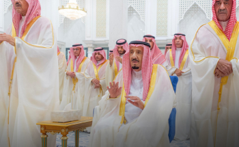 خادم الحرمين الشريفين يؤدي صلاة عيد الفطر في قصر السلام بجدة ويتلقى التهاني