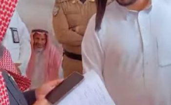 فيديو مثير.. شاهد: صاحب إبل يؤدي القسم أمام الجمهور في مهرجان شرورة الشتوي لحماية نزاهة المسابقة