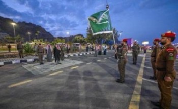 نائب أمير حائل يشهد تحية العلم ويدشن المسيرة الأمنية بمناسبة يوم العلم