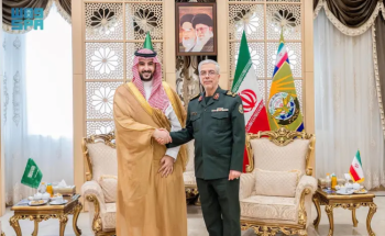 الأمير خالد بن سلمان يلتقي رئيس هيئة الأركان الإيرانية في طهران لبحث التعاون العسكري وتطورات المنطقة