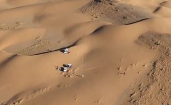 شاهد: لحظة مؤثرة للعثور  على عائلة مفقودة في نفود حلبان بعد أن شربوا ماء الرديتر وتناولوا أوراق الشجر للبقاء على قيد الحياة